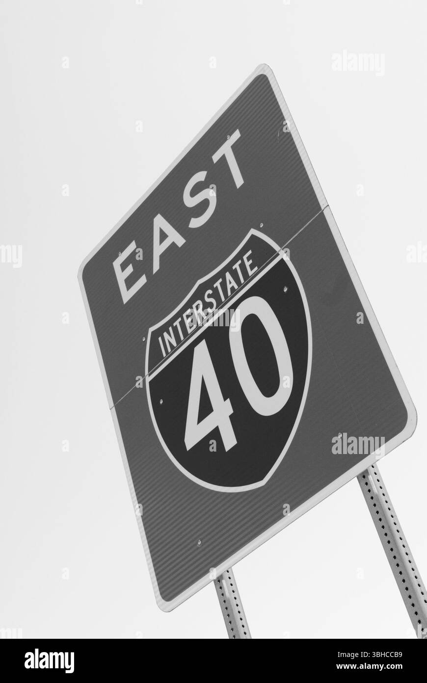 Interstate 40 direzione est, insegna per gli Stati Uniti, che simboleggia i viaggi, i trasporti e le autostrade americane. Foto Stock Interstate 40 direzione est, insegna per gli Stati Uniti, che simboleggia i viaggi, i trasporti e le autostrade americane. Foto Stock