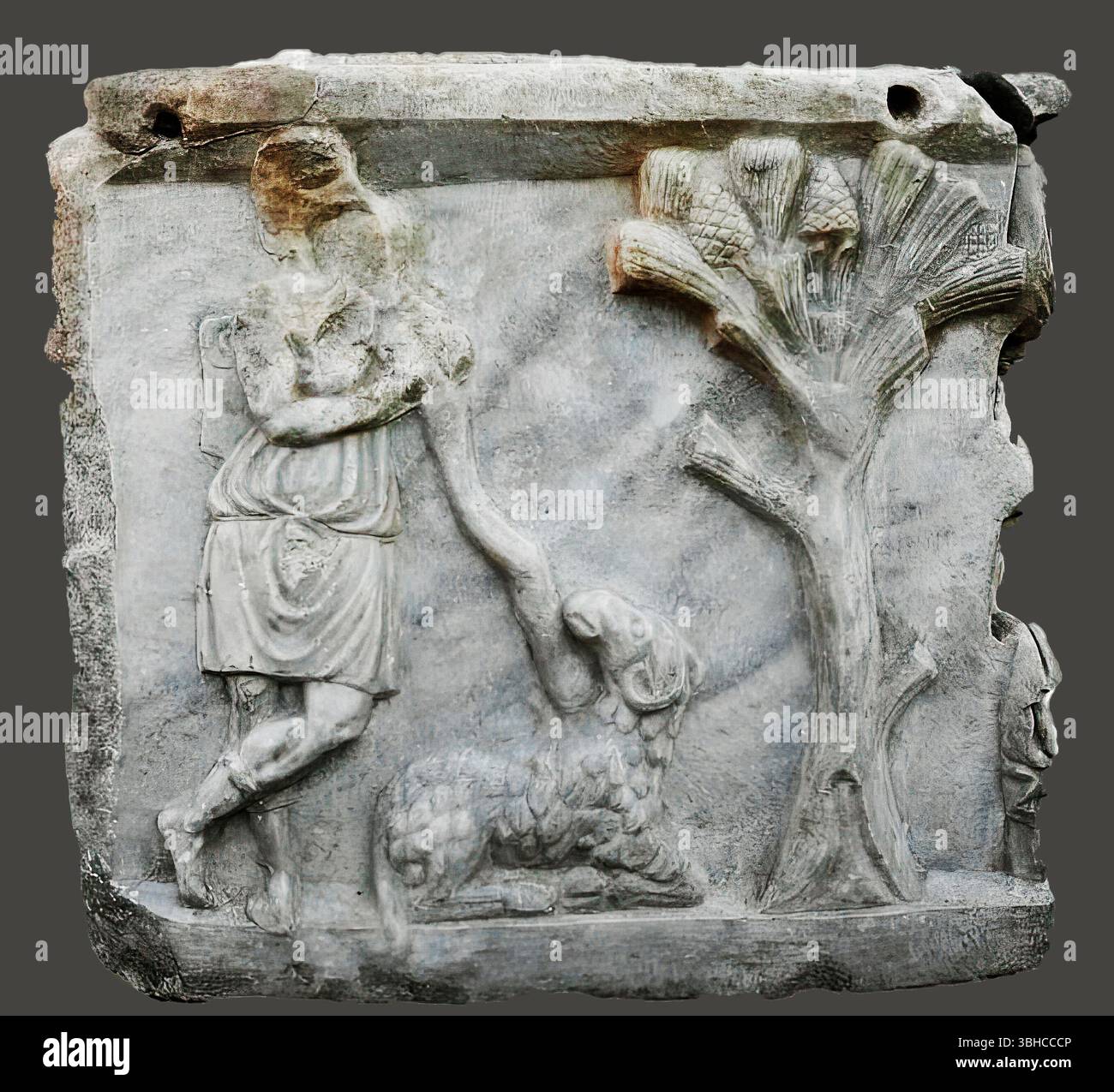 7960. Il sarcofago romano è stato recentemente scavato a Cesarea raffigurando varie figure mitologiche. Foto Stock