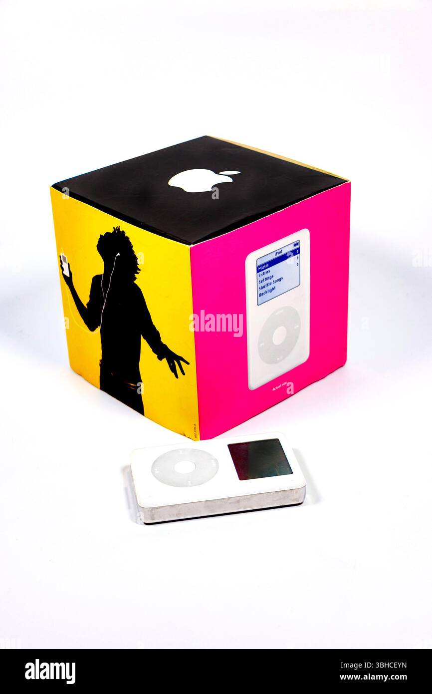 IPod Apple vintage con confezione originale a cubo con silhouette iconica su sfondo bianco Foto Stock