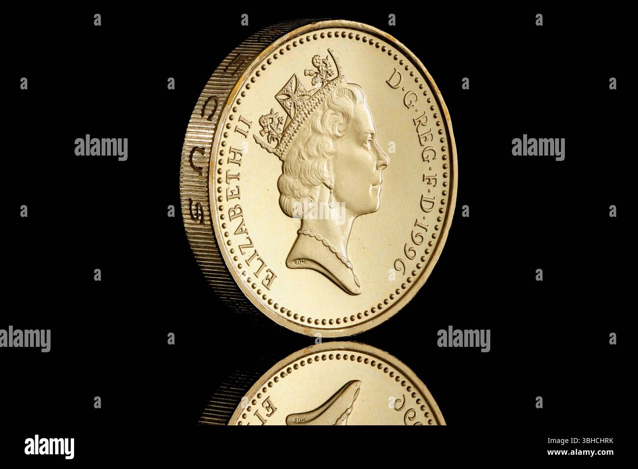 Moneta rotonda da 1996 libbre con il terzo ritratto della regina Elisabetta II di Raphael Maklouf. Il design inverso è una croce celtica dell'Irlanda del Nord Foto Stock
