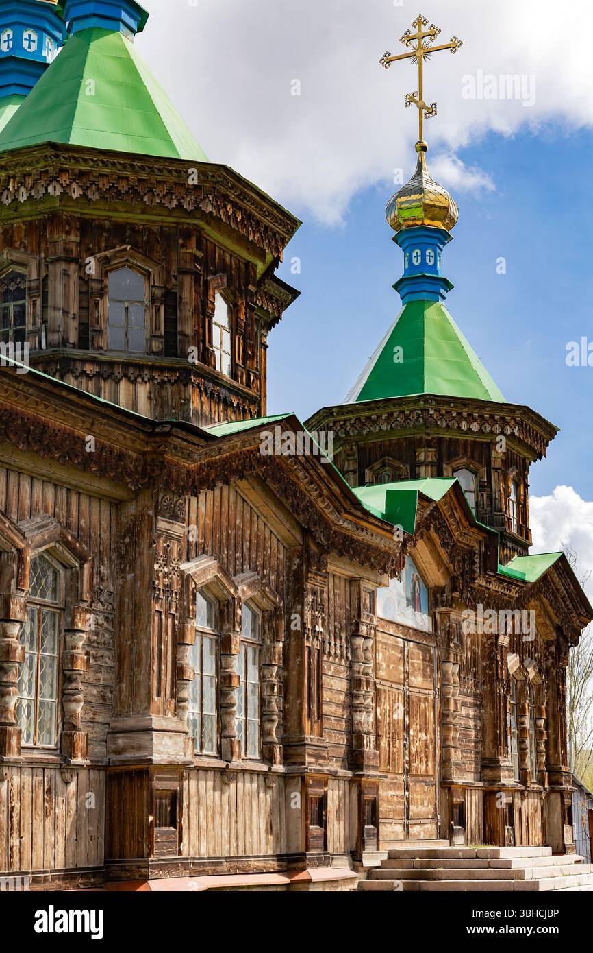 Cattedrale della Santissima Trinità nella città di Karakol, Kirghizistan. Chiesa in legno, architettura. Diocesi del Kirghizistan della Chiesa ortodossa russa Foto Stock