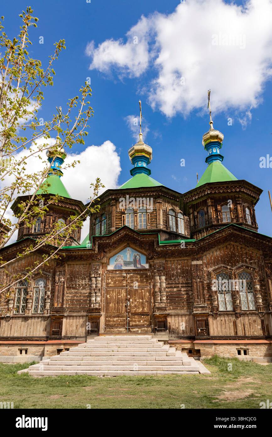 Cattedrale della Santissima Trinità nella città di Karakol, Kirghizistan. Chiesa in legno, architettura. Diocesi del Kirghizistan della Chiesa ortodossa russa Foto Stock