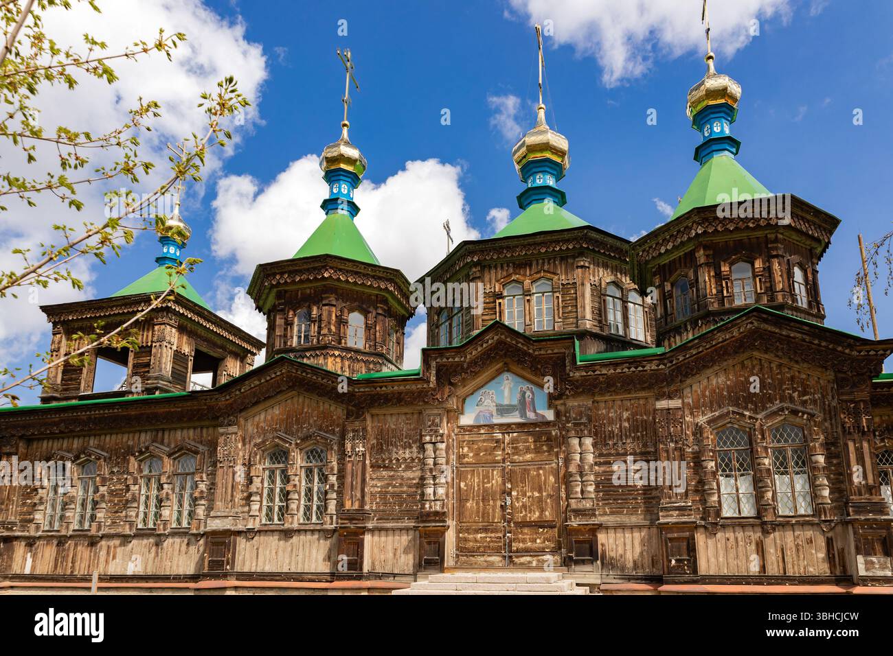 Cattedrale della Santissima Trinità nella città di Karakol, Kirghizistan. Chiesa in legno, architettura. Diocesi del Kirghizistan della Chiesa ortodossa russa Foto Stock