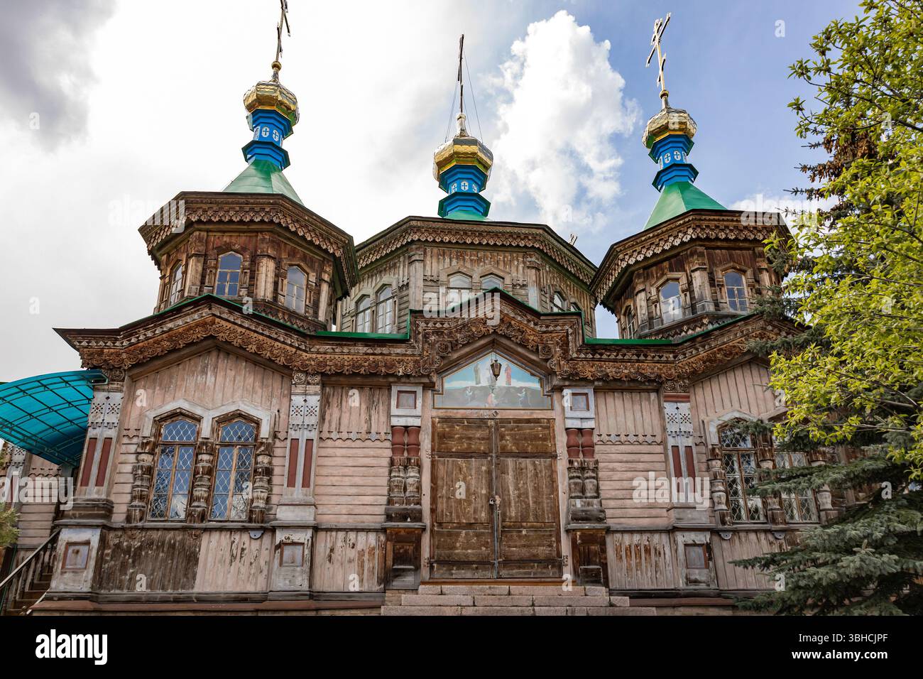 Cattedrale della Santissima Trinità nella città di Karakol, Kirghizistan. Chiesa in legno, architettura. Diocesi del Kirghizistan della Chiesa ortodossa russa Foto Stock