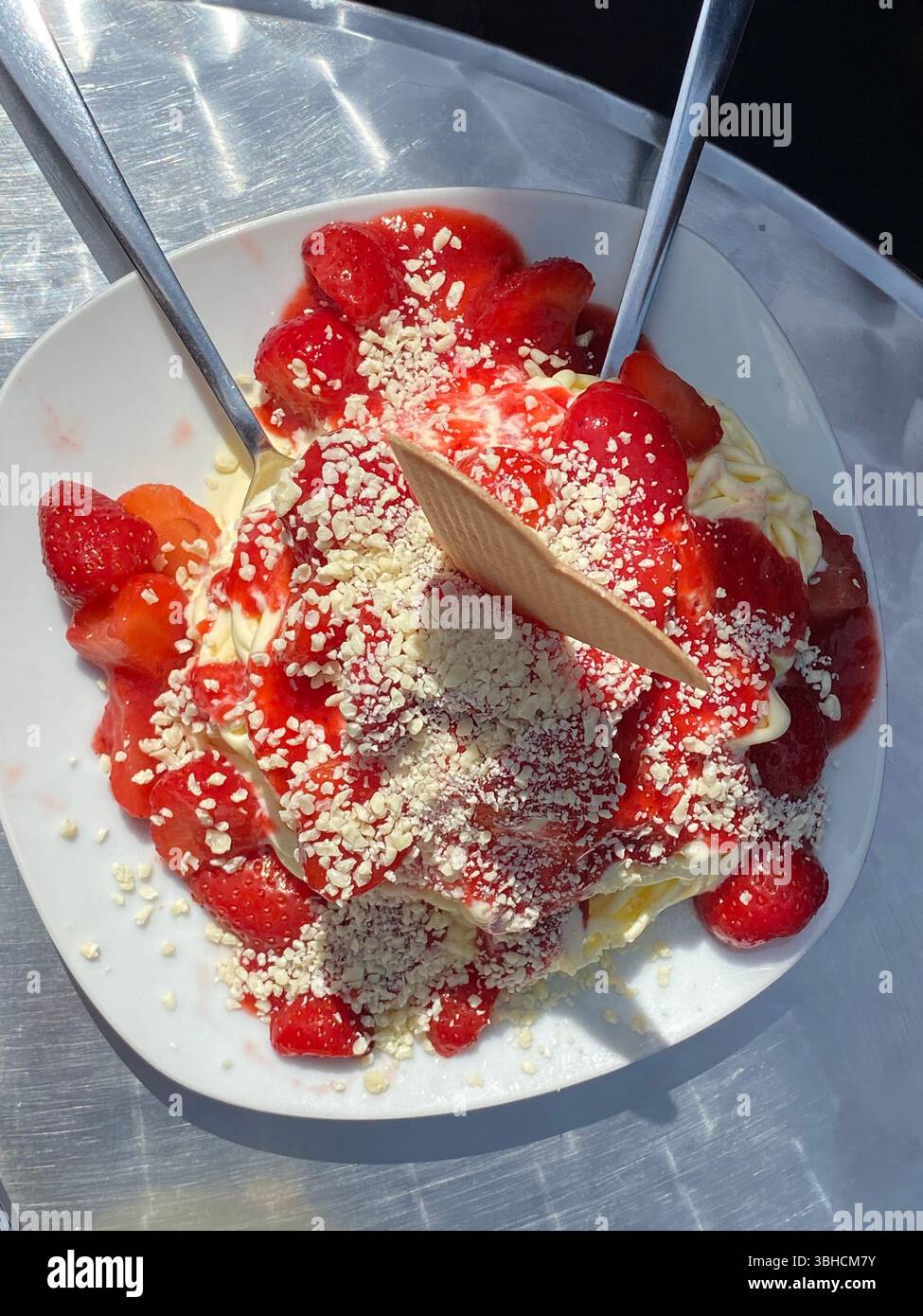 gelato agli spaghetti di fragole Foto Stock