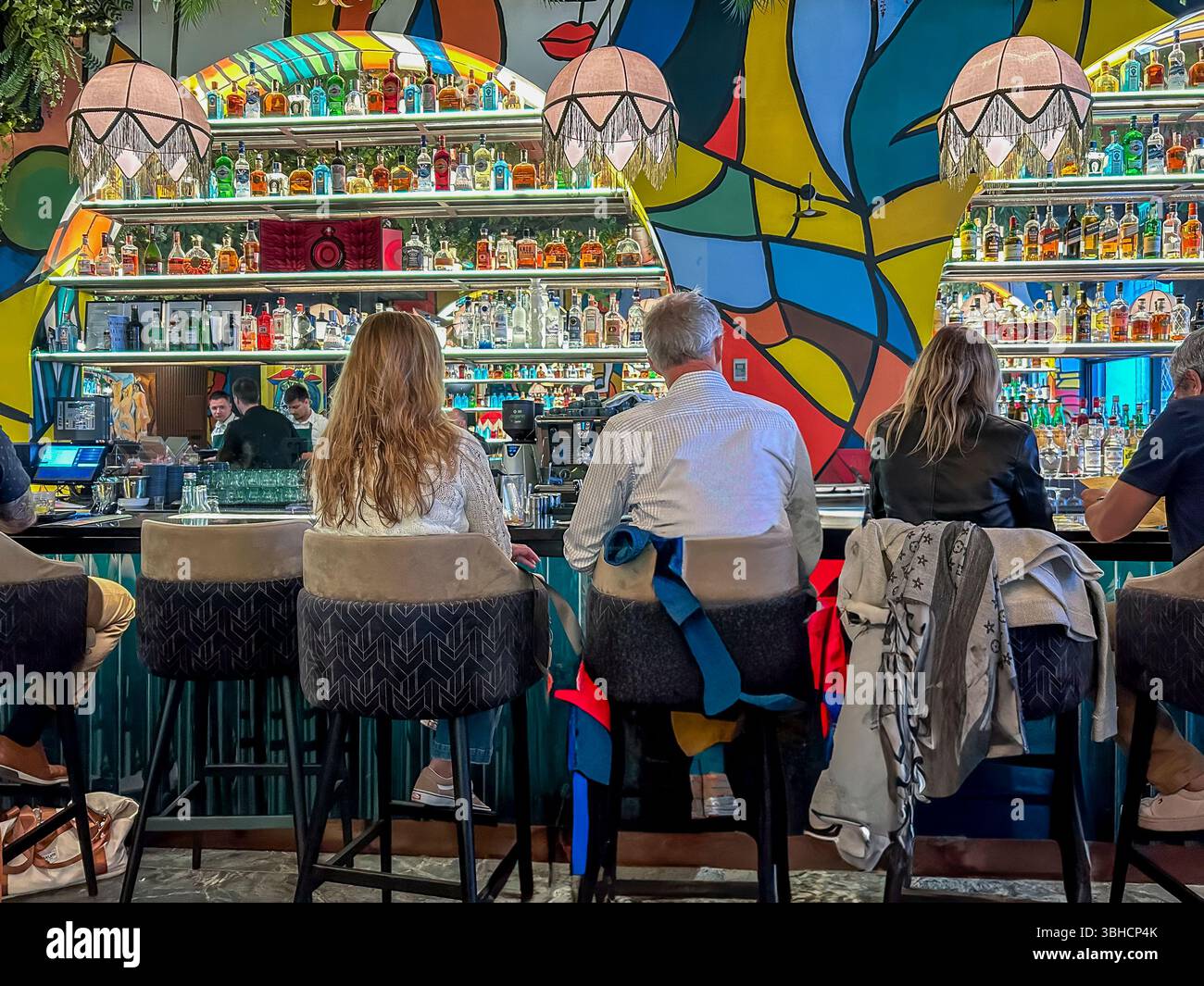Spalato, Croazia, gruppi di turisti, condivisione di bevande all'interno del Contemporary Bar, "Picasso", gente del bar europeo, seduto da dietro Foto Stock