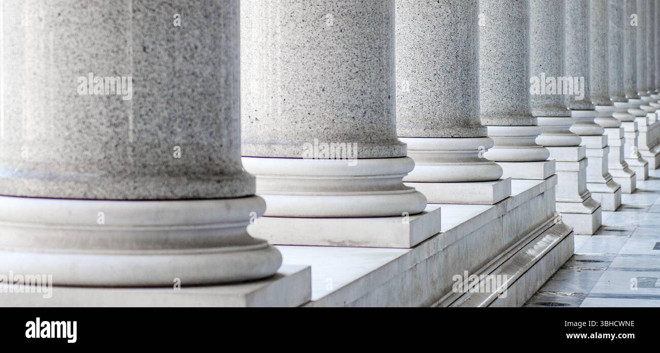 Fila di colonne di marmo bianco. Colonne classiche in marmo bianco in piedi di fila Foto Stock