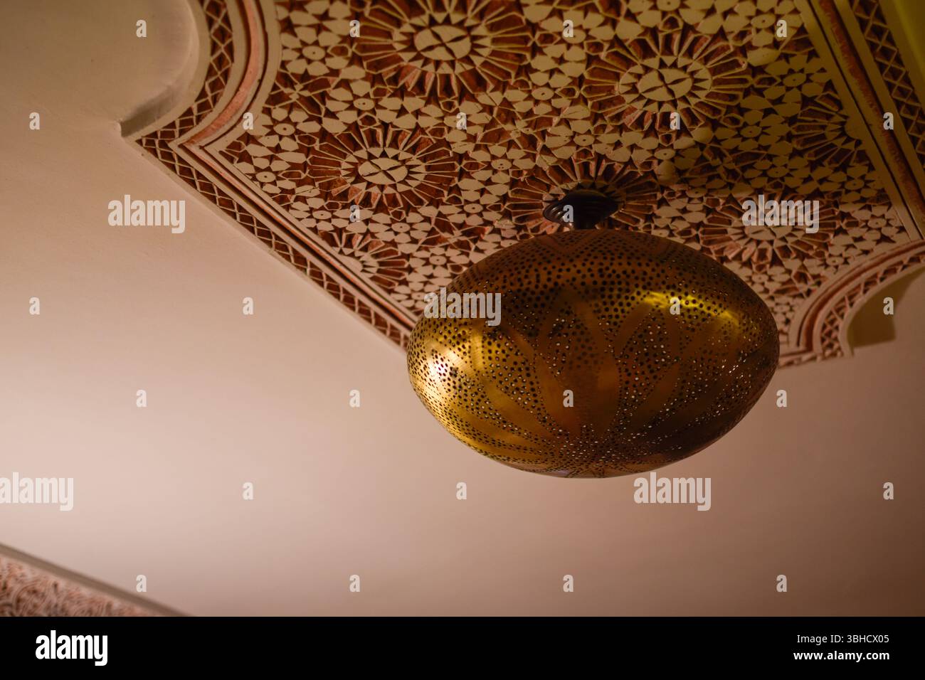 Tipica lampada araba di Marrakech appesa al soffitto con motivi simmetrici. Marocco Foto Stock