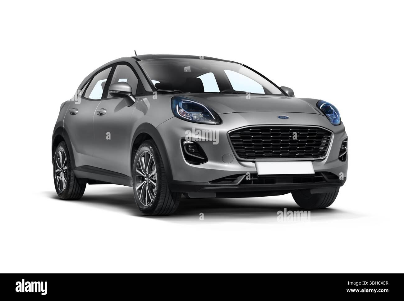 Izmir, Turchia - 8 maggio 2025: Ford Puma 2023 grigio con vista frontale su tre quarti isolata su sfondo bianco Foto Stock