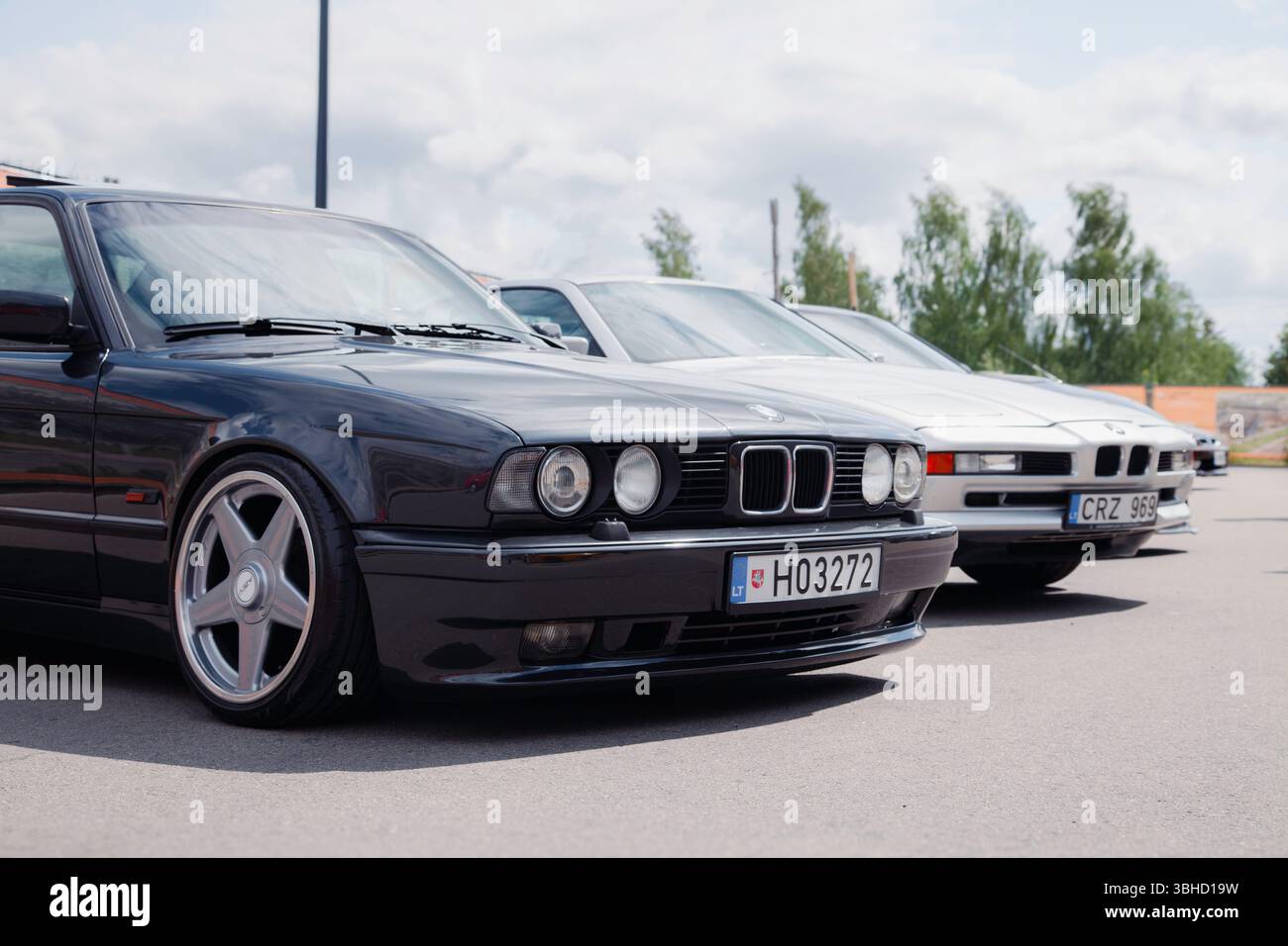Vilnius, Lituania - 31-05-2025 - BMW 5 serie E34 d'epoca e la rara BMW 8 serie E31 in occasione di una mostra di auto d'epoca Foto Stock