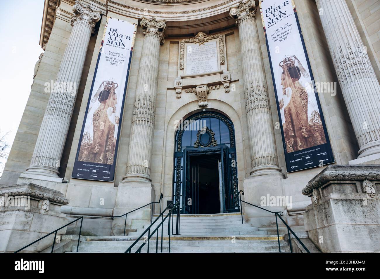Parigi, Francia - 23 febbraio 2025: Vista esterna del Grand Palais che ospita la mostra di moda Dolce Gabbana Foto Stock