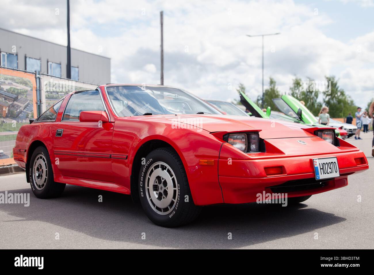 Vilnius, Lituania - 31-05-2025 - leggendaria Nissan 300ZX in rosso - JDM Sport Car anni '1990 al Salone dell'Auto Foto Stock
