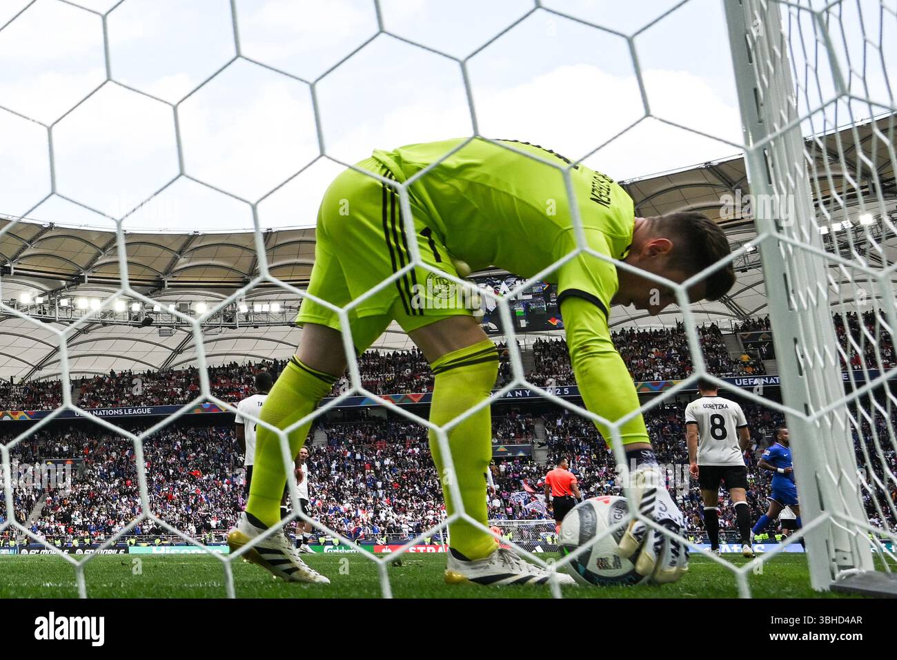 Stoccarda, Germania. 8 giugno 2025. Il portiere tedesco Marc-André ter Stegen raccoglie la palla dal retro della porta nello spareggio terzo posto della Lega delle Nazioni, in cui la Francia batte i tedeschi per 2-0. Nonostante la buona prestazione nel suo ritorno in nazionale tedesca dopo un infortunio che lo ha tenuto da parte per la maggior parte della stagione, Marc-André ter Stegen vede il suo posto di partenza, e anche la sua continuità, a Barcellona in questione. Crediti: Federico Gambarini/dpa/Alamy Live News Foto Stock