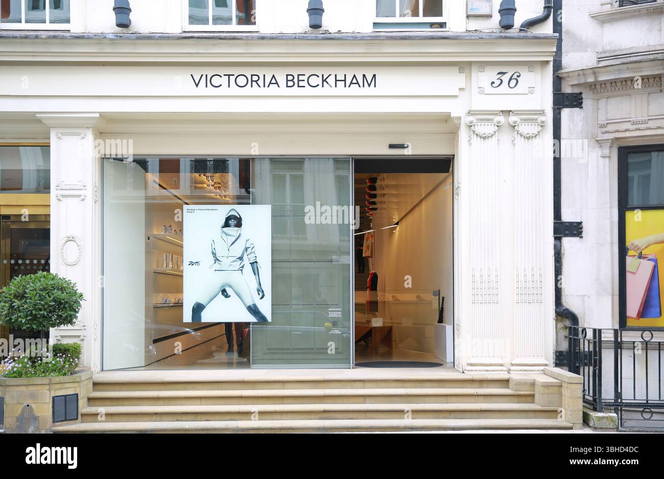 La boutique londinese di Victoria Beckham ha sparato all'altezza degli occhi con la porta aperta Foto Stock