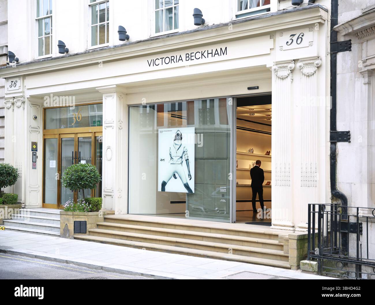 La boutique londinese di Victoria Beckham ha sparato all'altezza degli occhi con la porta aperta Foto Stock