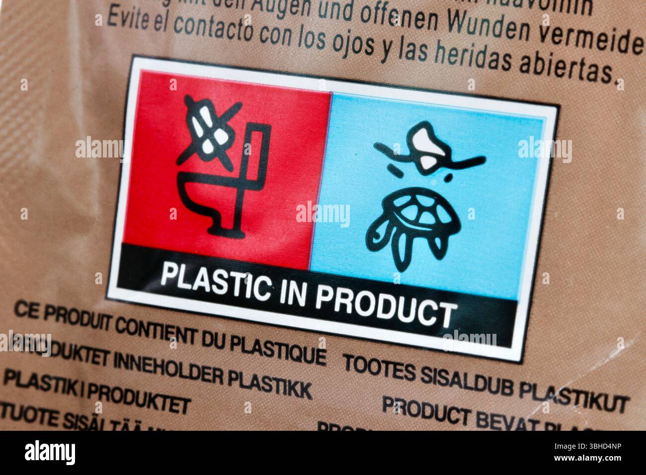 Etichetta di avvertenza colorata che evidenzia il contenuto di plastica e i rischi ambientali, sollecitando lo smaltimento responsabile per proteggere le fonti d'acqua e la vita marina Foto Stock