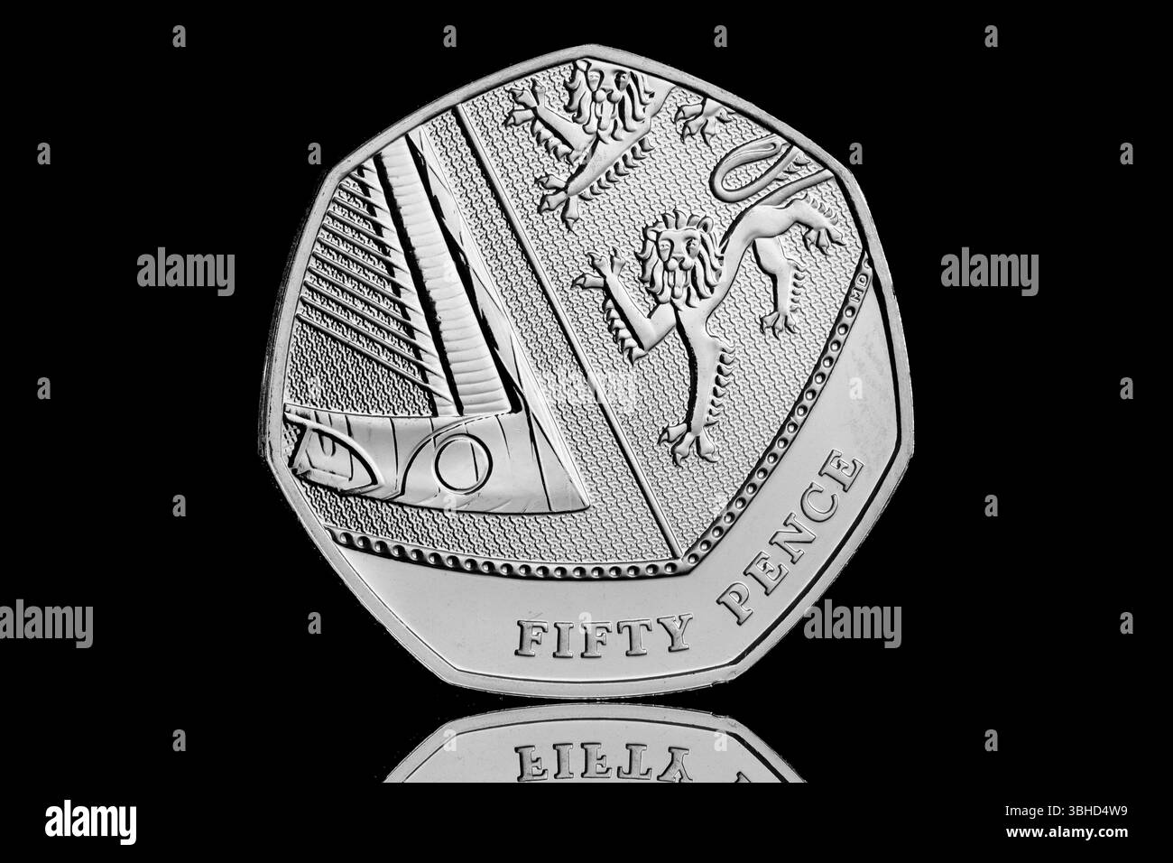 2020 moneta del Regno Unito da 50 pence con parte del Royal Coat of Arms sul retro. Il dritto mostra un ritratto della regina Elisabetta II Foto Stock