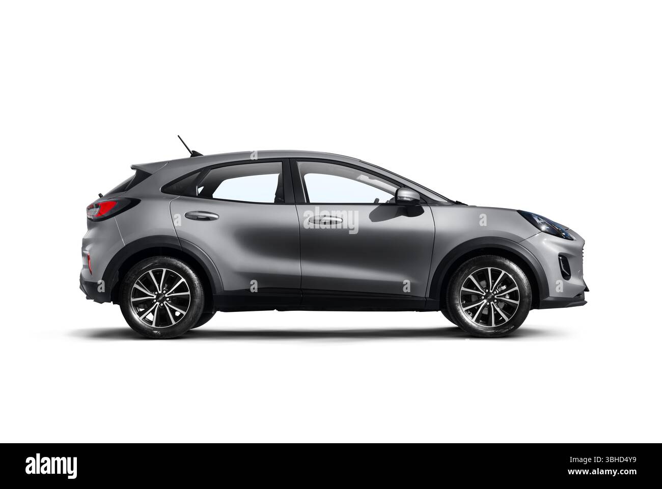 Izmir, Turchia - 08 maggio 2025: Ford Puma 2023 grigio vista lato destro isolata su sfondo bianco. Foto Stock