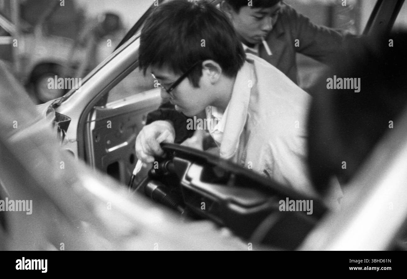 Chongqing Chang'an Auto Factory Assembly Line Worker anni '1990, Cina Foto Stock