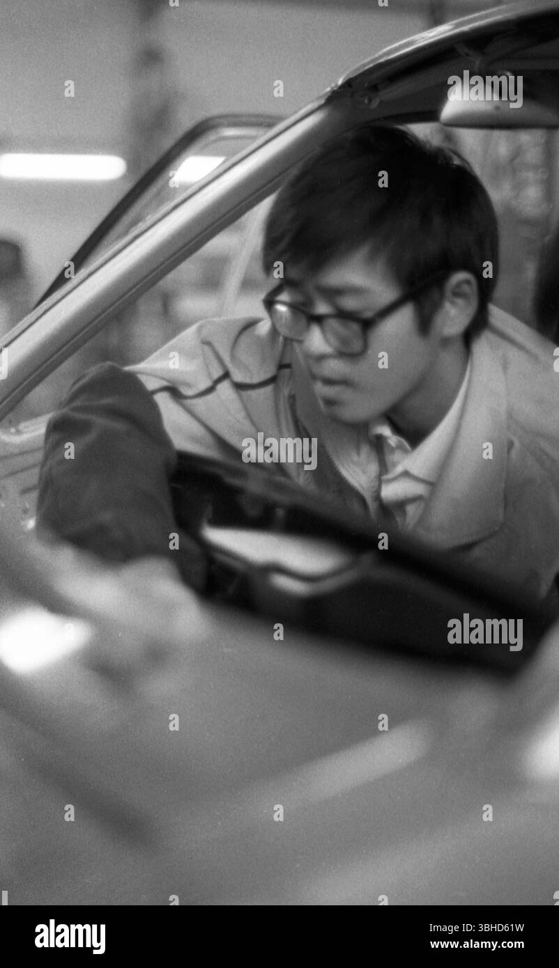 Chongqing Chang'an Auto Factory Assembly Line Worker anni '1990, Cina Foto Stock