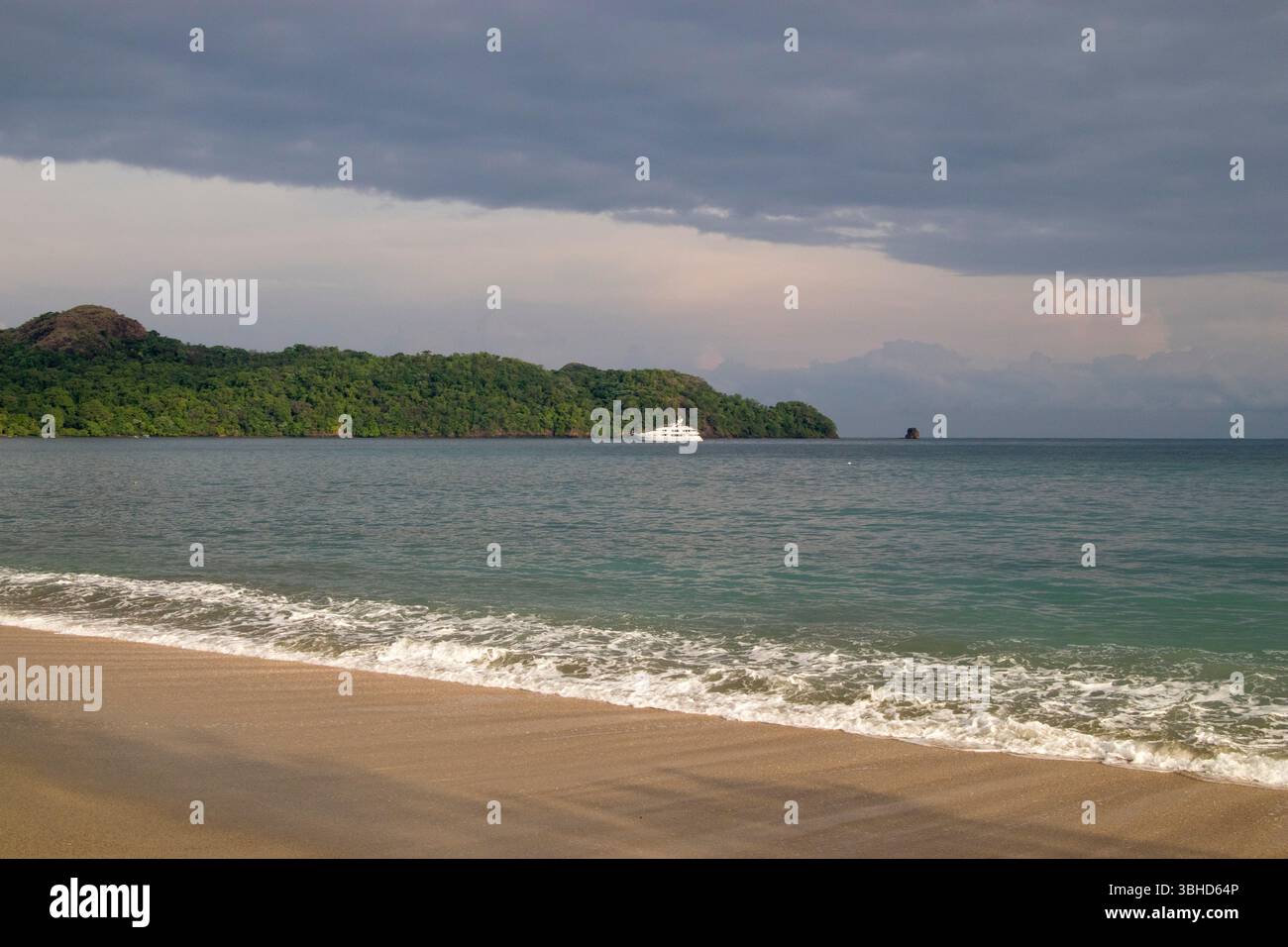 Palya Conchal a earl Morning. Spiaggia costiera del Pacifico occidentale a Guanacaste, Costa Rica Foto Stock