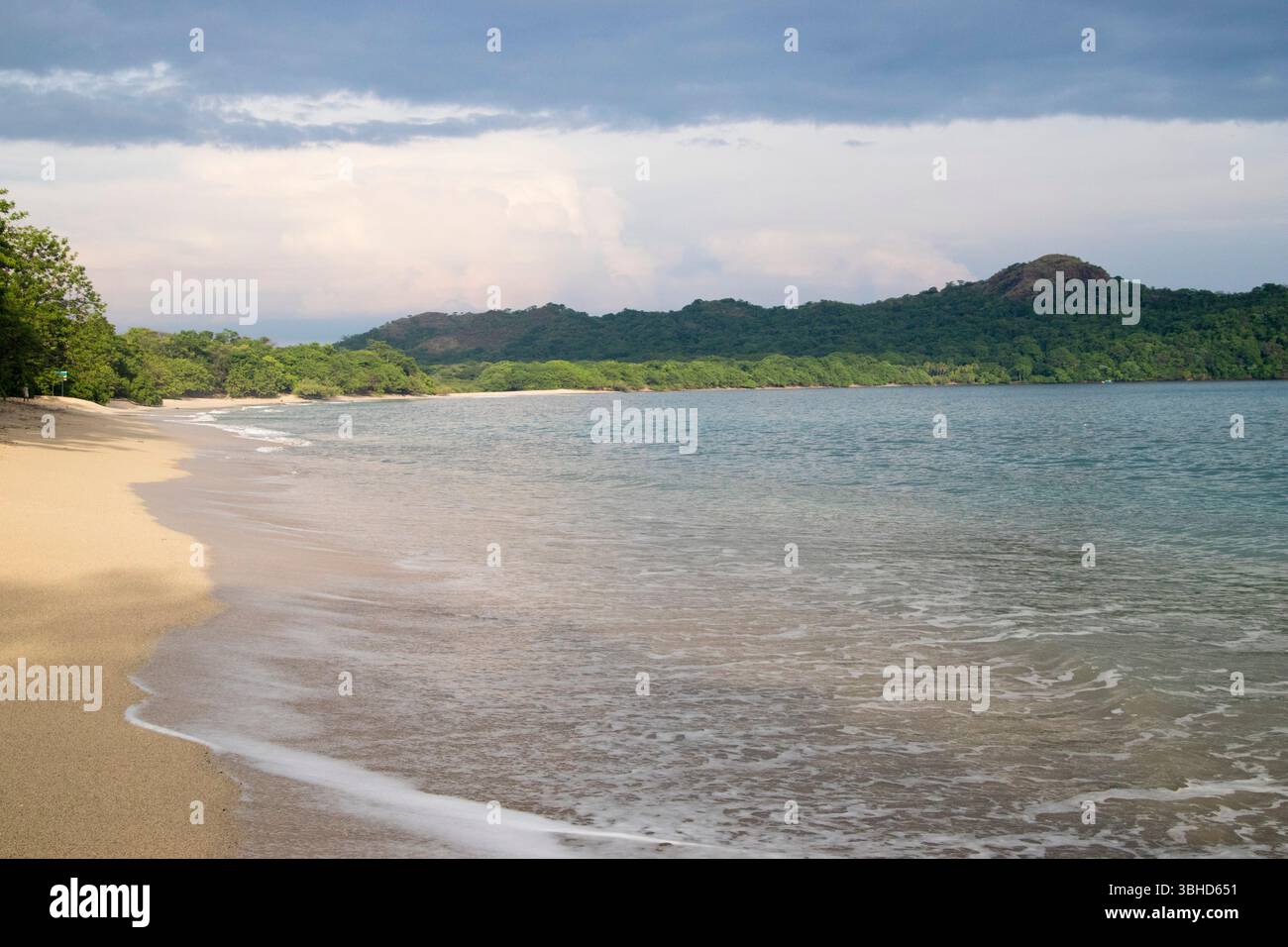 Palya Conchal a earl Morning. Spiaggia costiera del Pacifico occidentale a Guanacaste, Costa Rica Foto Stock