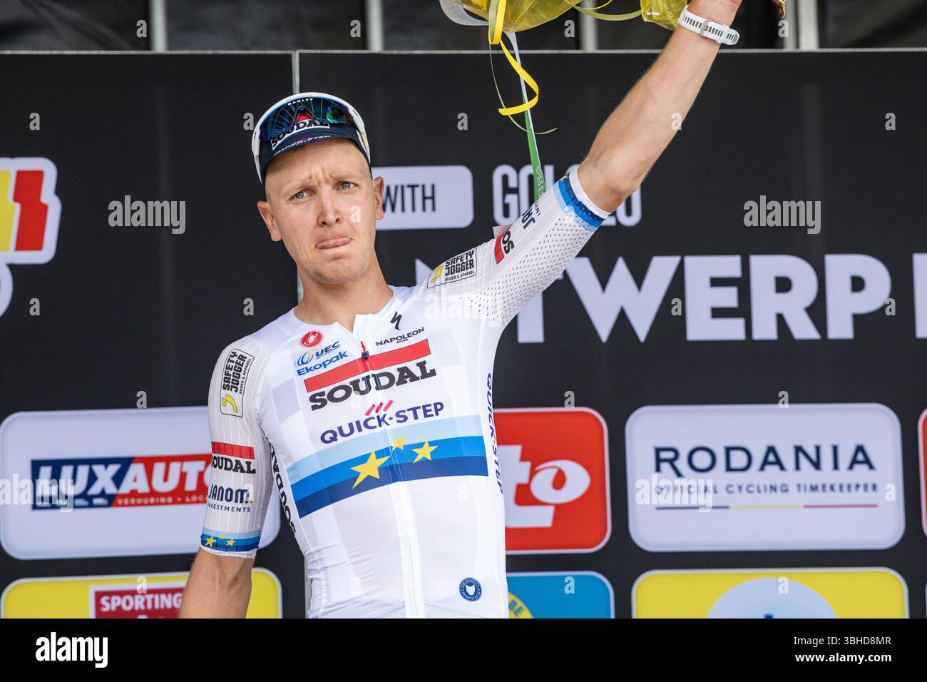 Anversa, Belgio. 9 giugno 2025. Il belga Tim Merlier di Soudal Quick-Step nella foto sul podio dopo la gara ciclistica di un giorno d'élite maschile di Anversa Port Epic, 182 km a Anversa e dintorni, seconda gara (2/8) nella lotto Belgium Cup, domenica 08 giugno 2025. BELGA FOTO DAVID PINTENS credito: Belga News Agency/Alamy Live News Foto Stock