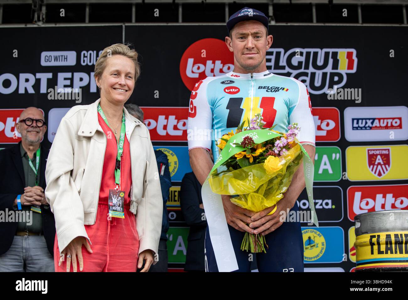 Anversa, Belgio. 9 giugno 2025. Il ministro fiammingo Annick De Ridder e Gleb Syritsa hanno fotografato sul podio dopo l'Anversa Port Epic, gara ciclistica maschile di un giorno, 182 km ad Anversa e dintorni, seconda gara (2/8) nella lotto Belgium Cup, domenica 08 giugno 2025. BELGA FOTO DAVID PINTENS credito: Belga News Agency/Alamy Live News Foto Stock