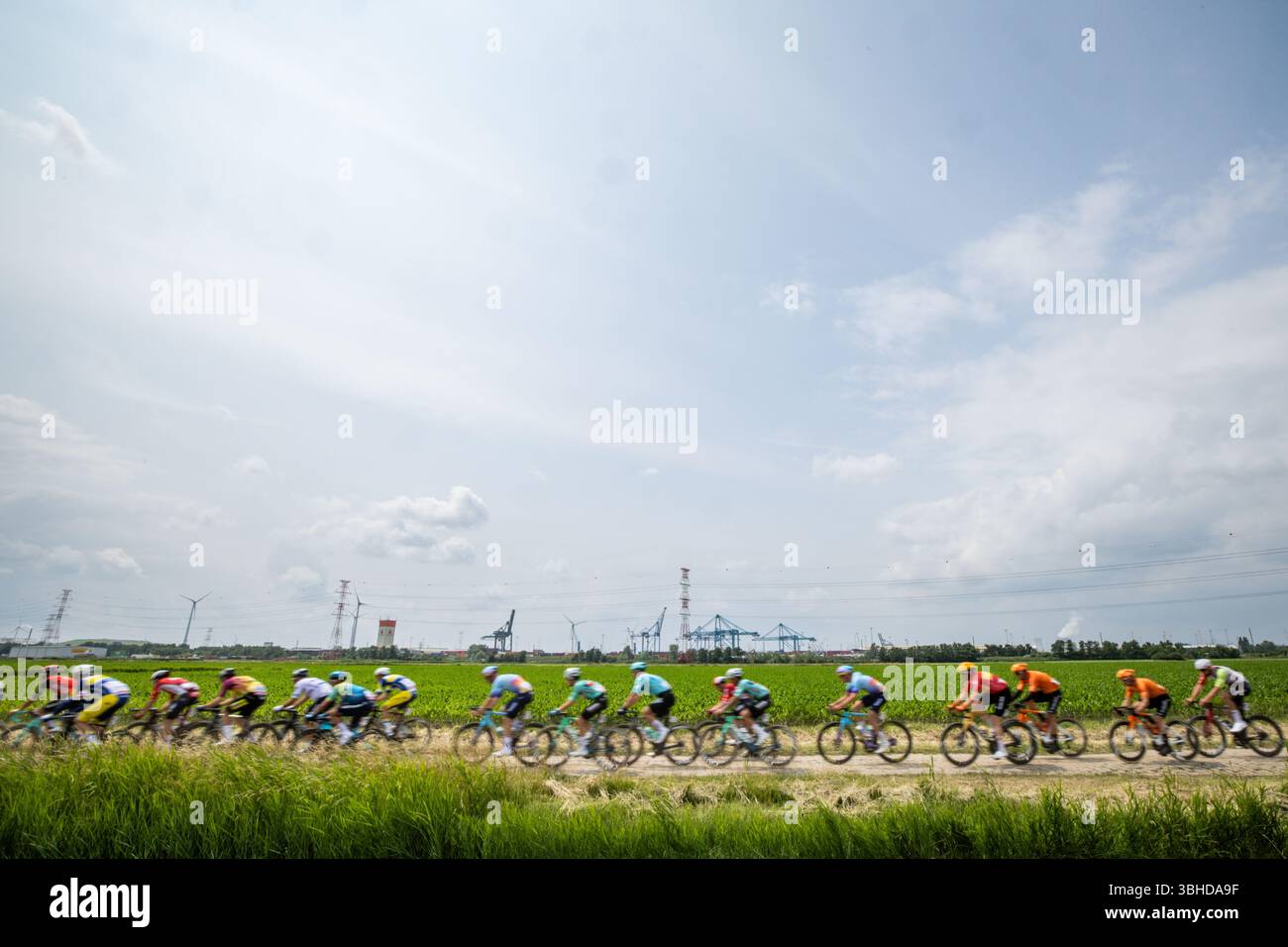 Anversa, Belgio. 9 giugno 2025. Il gruppo di piloti fotografati in azione durante la gara ciclistica di un giorno d'élite maschile di Anversa Port Epic, 182 km a Anversa e dintorni, seconda gara (2/8) nella lotto Belgium Cup, domenica 08 giugno 2025. BELGA FOTO DAVID PINTENS credito: Belga News Agency/Alamy Live News Foto Stock