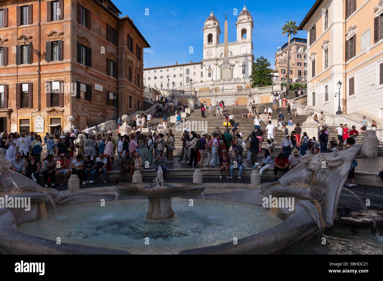 Piazza di Spagna, Fontana della Barcaccia e Piazza di Spagna a Roma Foto Stock