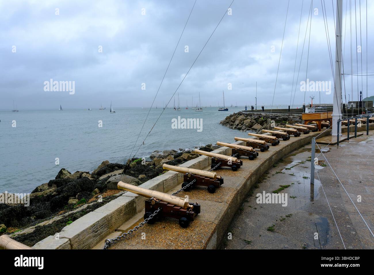 7 giugno 2025 - Cowes, Regno Unito - le armi di partenza fuori dal Royal Yacht Club di Cowes, Isola di Wight, utilizzate per organizzare le numerose gare di yacht che si tengono lì. Foto Stock