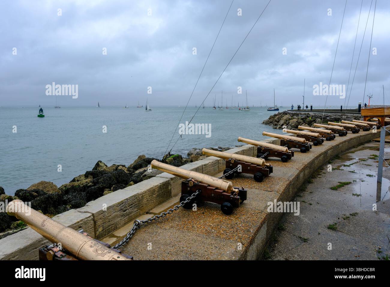 7 giugno 2025 - Cowes, Regno Unito - le armi di partenza fuori dal Royal Yacht Club di Cowes, Isola di Wight, utilizzate per organizzare le numerose gare di yacht che si tengono lì. Foto Stock