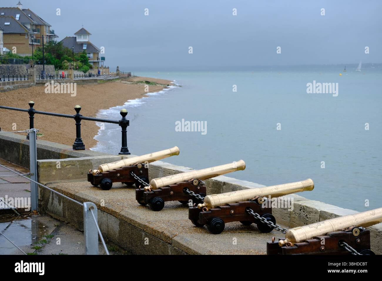 7 giugno 2025 - Cowes, Regno Unito - la spiaggia di Cowes, Isola di Wight in un giorno nebbioso di pioggia Foto Stock