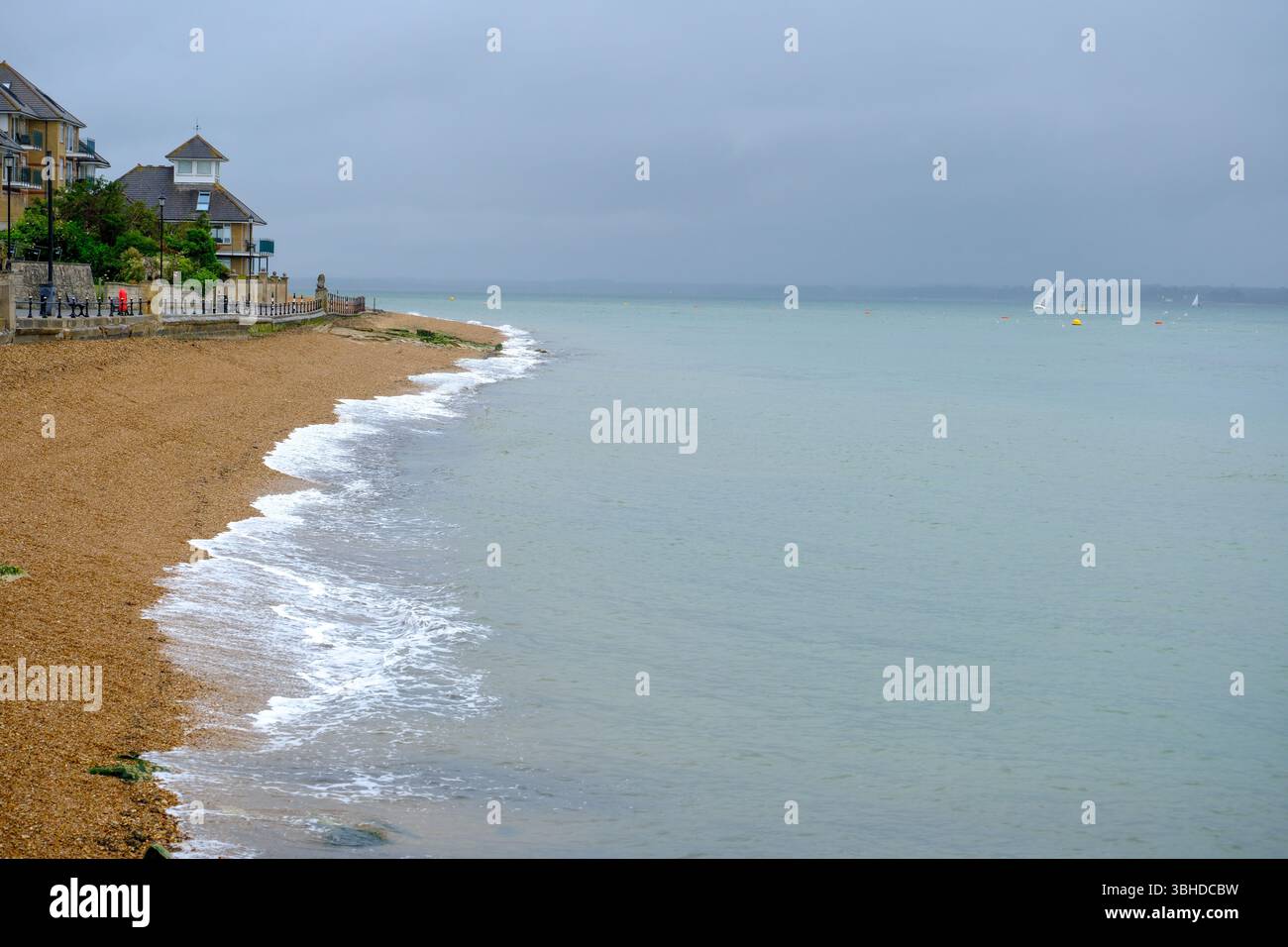 7 giugno 2025 - Cowes, Regno Unito - la spiaggia di Cowes, Isola di Wight in un giorno nebbioso di pioggia Foto Stock