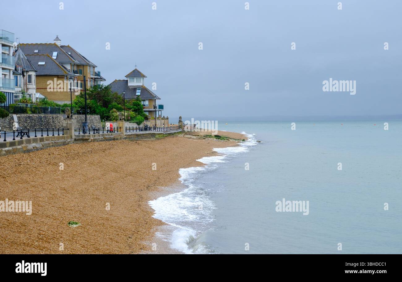 7 giugno 2025 - Cowes, Regno Unito - la spiaggia di Cowes, Isola di Wight in un giorno nebbioso di pioggia Foto Stock
