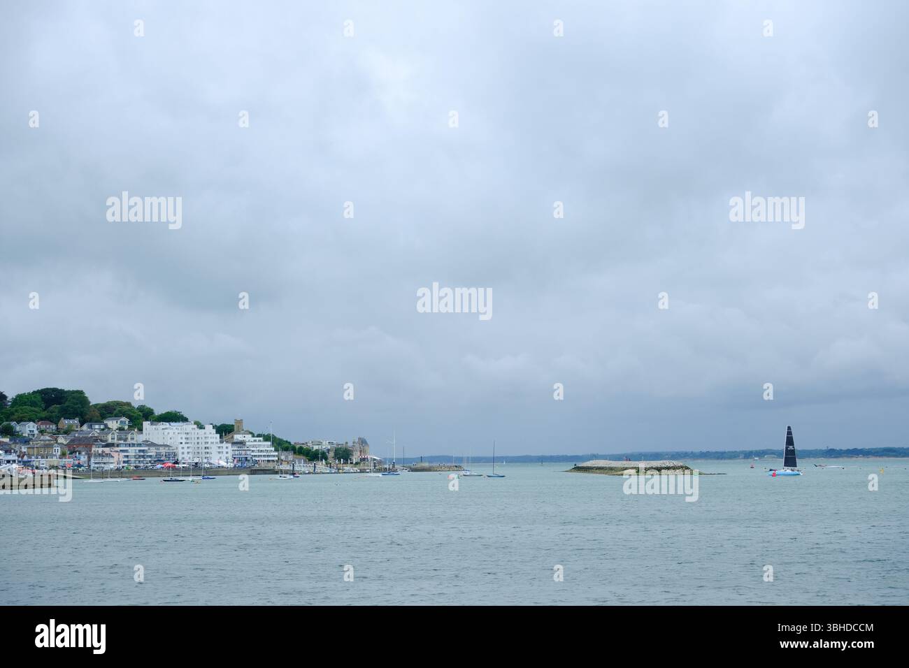 07 giu 2025 - Cowes, Isola di Wight - Una vista di Cowes, Isola di Wight, dall'altra parte della costa in una tipica giornata piovosa e piovosa. Foto Stock