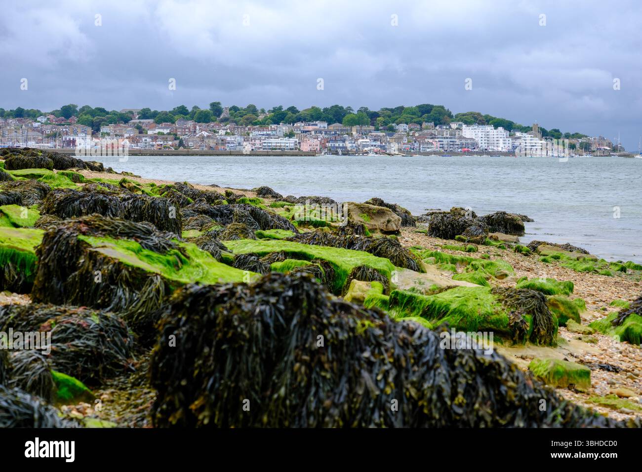 07 giu 2025 - Cowes, Isola di Wight - Una vista di Cowes, Isola di Wight, dall'altra parte della costa in una tipica giornata piovosa e piovosa. Foto Stock