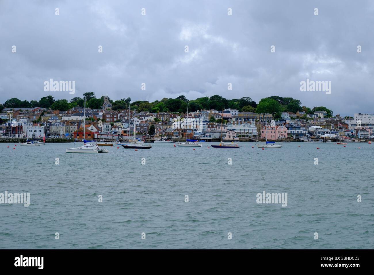 07 giu 2025 - Cowes, Isola di Wight - Una vista di Cowes, Isola di Wight, dall'altra parte della costa in una tipica giornata piovosa e piovosa. Foto Stock