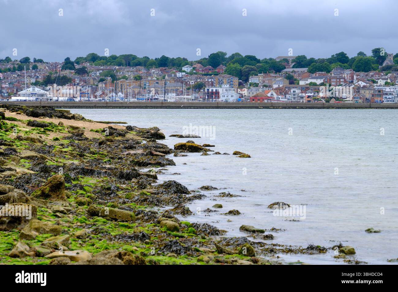 07 giu 2025 - Cowes, Isola di Wight - Una vista di Cowes, Isola di Wight, dall'altra parte della costa in una tipica giornata piovosa e piovosa. Foto Stock