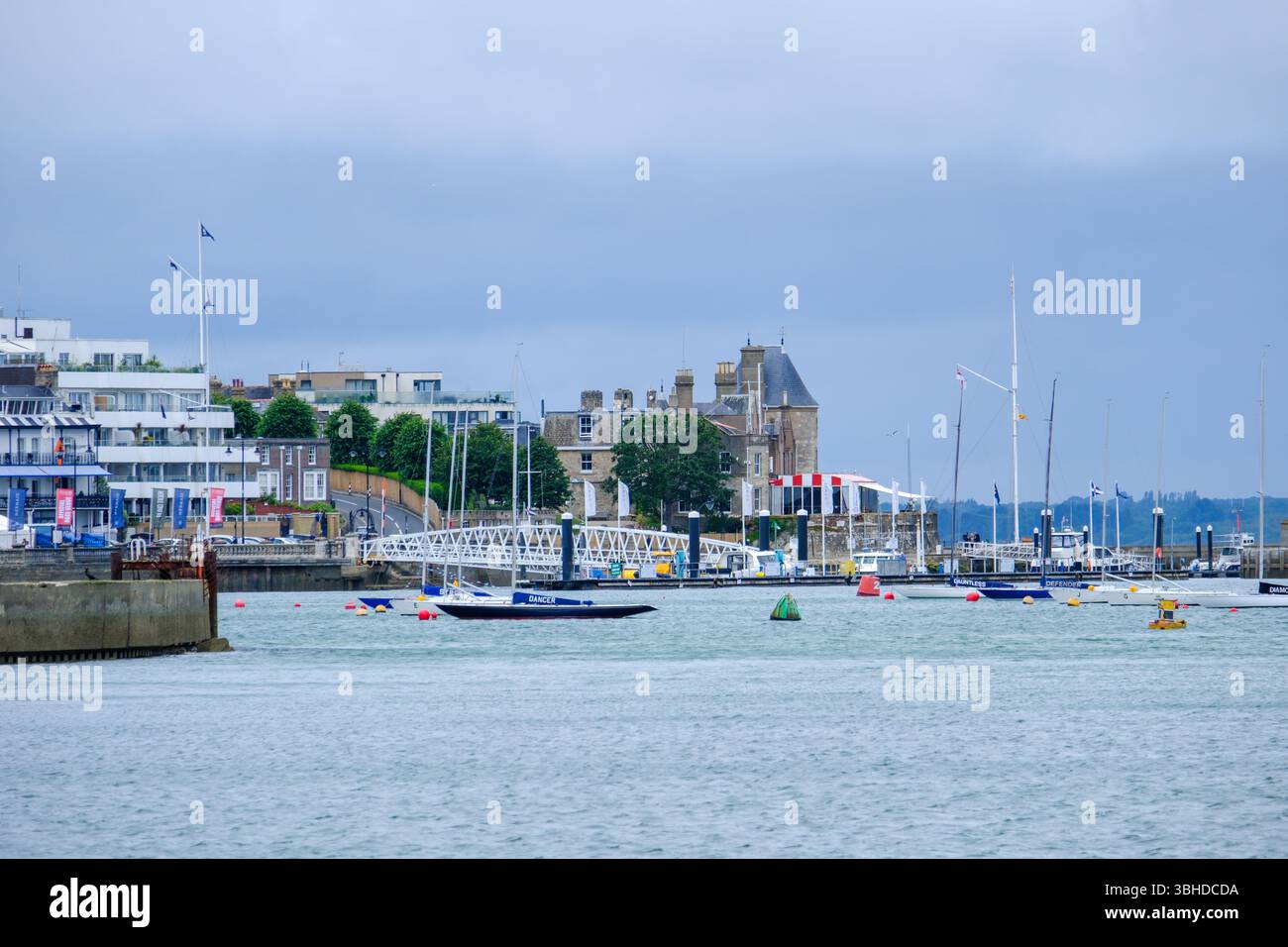 07 giu 2025 - Cowes, Isola di Wight - Una vista di Cowes, Isola di Wight, dall'altra parte della costa in una tipica giornata piovosa e piovosa. Foto Stock