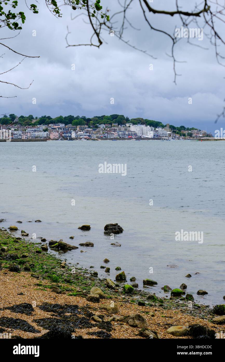 07 giu 2025 - Cowes, Isola di Wight - Una vista di Cowes, Isola di Wight, dall'altra parte della costa in una tipica giornata piovosa e piovosa. Foto Stock