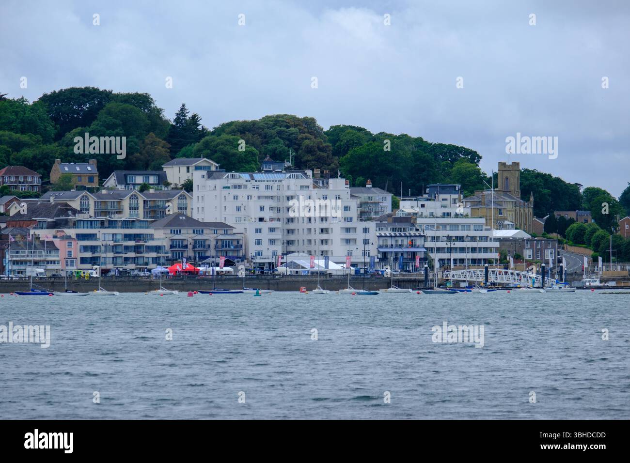 07 giu 2025 - Cowes, Isola di Wight - Una vista di Cowes, Isola di Wight, dall'altra parte della costa in una tipica giornata piovosa e piovosa. Foto Stock
