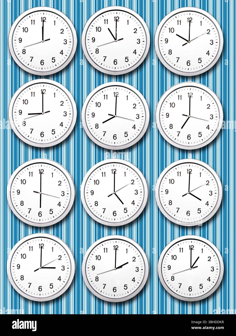set di orologi analogici rotondi da parete con tutte le 12 ore sul quadrante Foto Stock