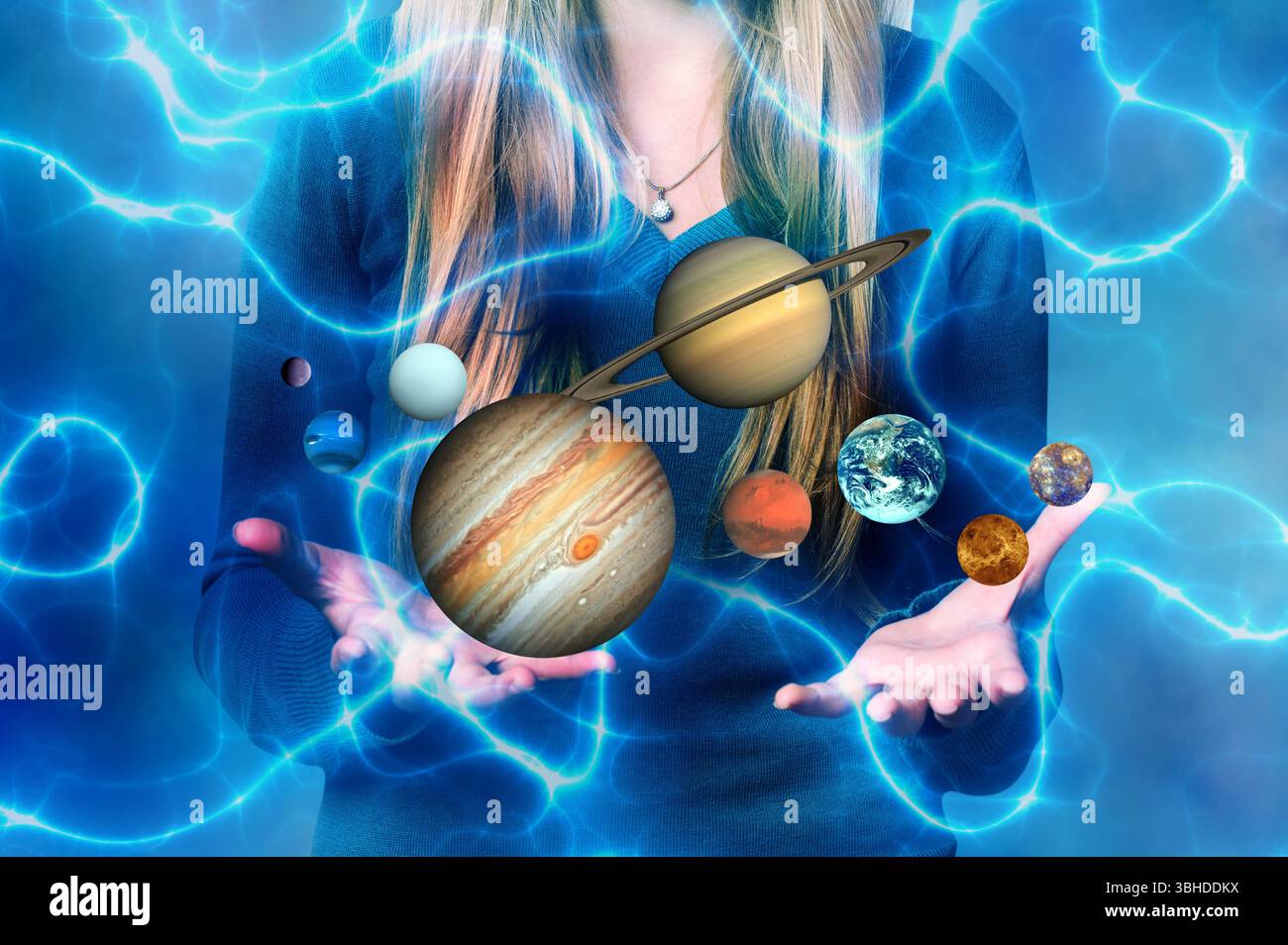 donna a mani aperte e pianeti del sistema solare che galleggiano sopra di loro Foto Stock