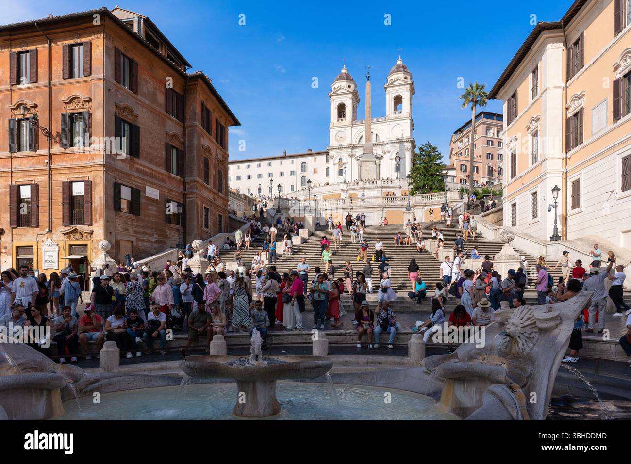 Piazza di Spagna, Fontana della Barcaccia e Piazza di Spagna a Roma Foto Stock