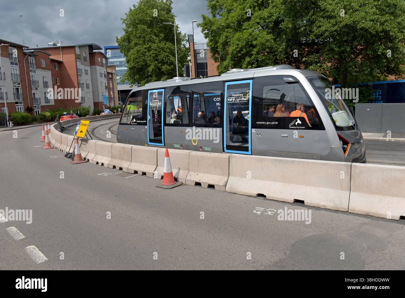 Il nuovo VLR Very Light Rail Vehicle in prova, un innovativo sistema di binari ferroviari e tram a Coventry, 8 giugno 2025 Foto Stock