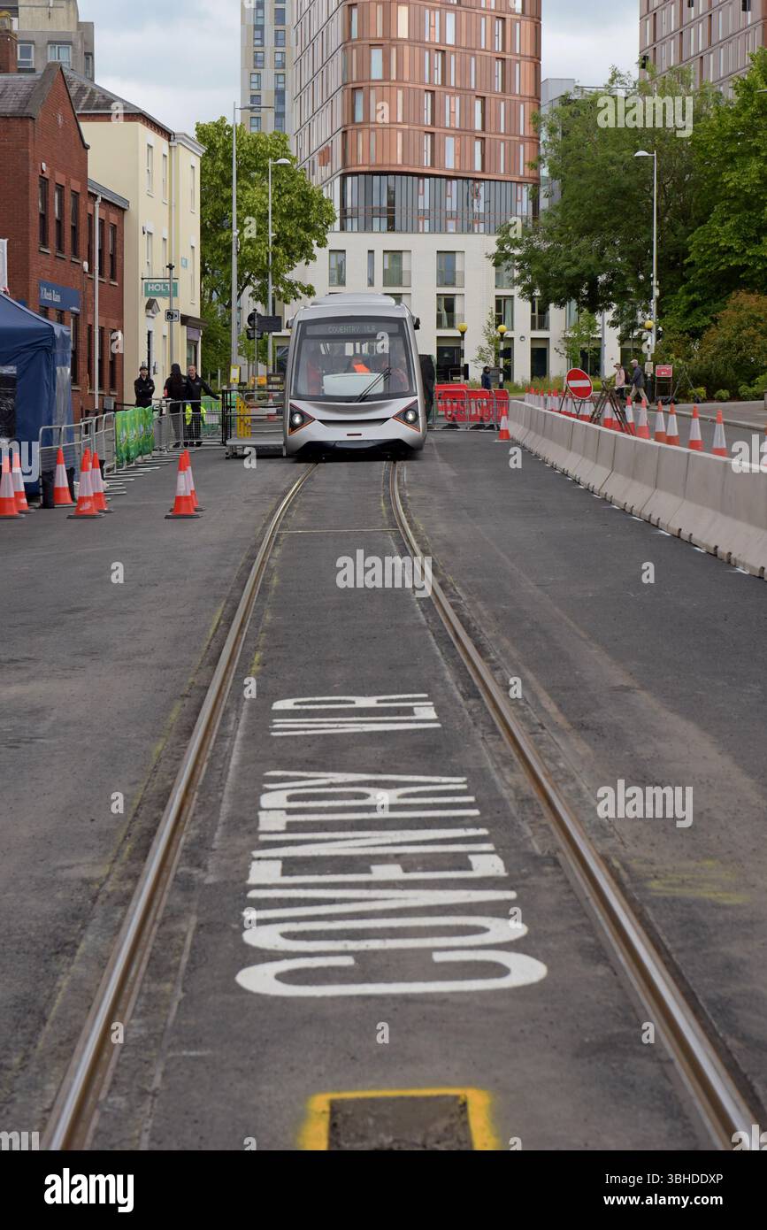 Il nuovo VLR Very Light Rail Vehicle in prova, un innovativo sistema di binari ferroviari e tram a Coventry, 8 giugno 2025 Foto Stock