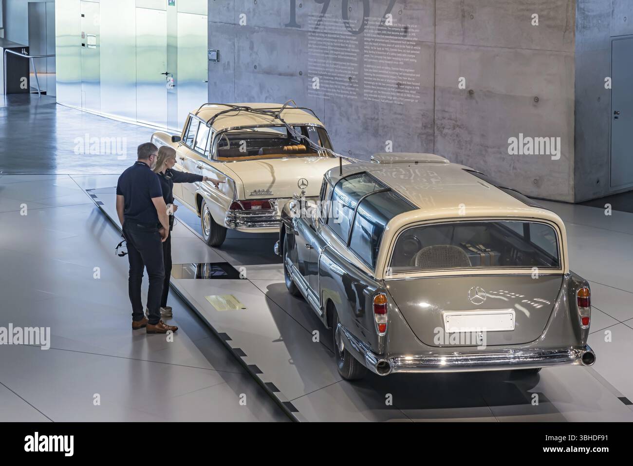 Veicolo di prova Mercedes-Benz 300 del 1960, una tantum del reparto test. Trasmissione dei dati dal veicolo di prova, in questo caso a 220 S, tramite A. Foto Stock