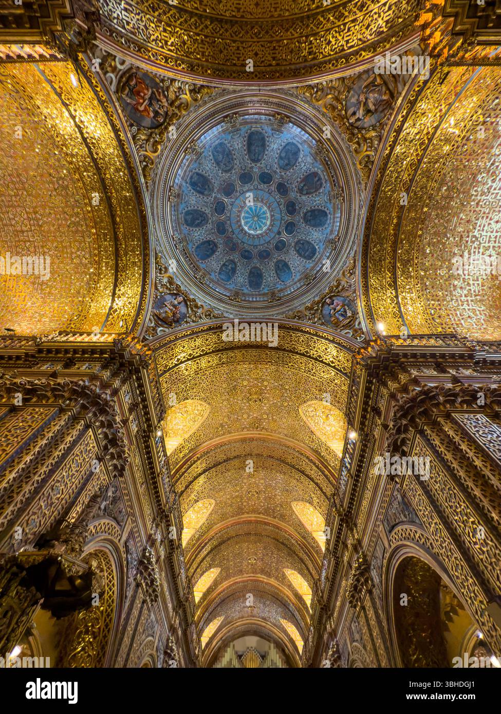 La cupola e il soffitto in stile mudejar nella Chiesa della compagnia di Gesù a Quito, Ecuador. Foto Stock