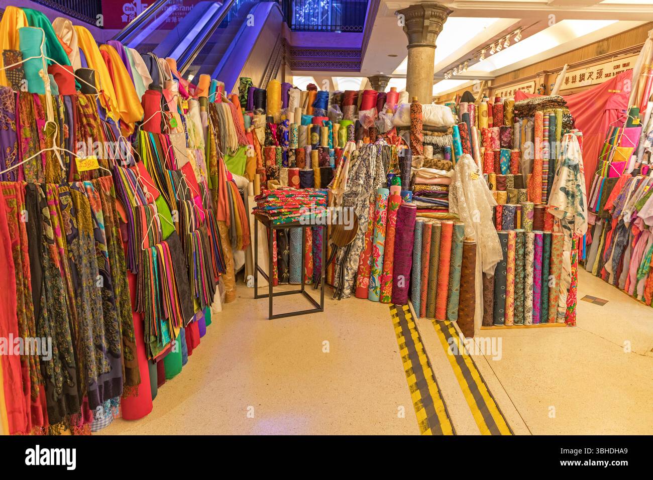 Hong Kong, Cina - 1° maggio 2017: Rotoli di stoffa di seta tessile biancheria colore materiali shopping presso lo storico Western Market Hall Sheung Wan. Foto Stock